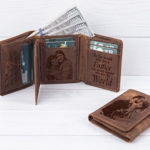 Billetera personalizada grabada con imagen para hombres, regalo para papá, esposo, padrino de boda, billetera de cuero triple con monograma personalizado y PROTECCIÓN RFID