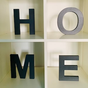 Letras pretas para a parede, letras grandes de madeira, letras do alfabeto de madeira, iniciais de parede grossa, letreiro de madeira