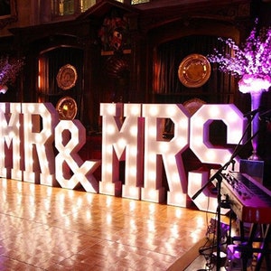 Lettere luminose Mr. Mrs da 3 piedi e 4 piedi, lettere luminose, grandi lettere in legno per matrimonio, grandi lettere illuminate, lettere da tendone, insegne con lampadine