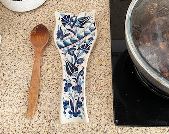 Reposacucharas de cerámica, soporte para cucharas de cocina, azulejo pintado a mano, regalo para compradores de vivienda, soporte para cucharas de cerámica, reposacucharas de cerámica, mamá