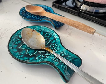 Poggiamestolo: acciaio, plastica, legno, ceramica o silicone