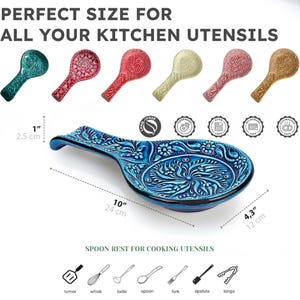 Pode incluir: Descanso para colher de cer&acirc;mica azul com um design floral. Mede 24 cm de comprimento e 12 cm de largura. O descanso para colher &eacute; adequado para forno, lava-lou&ccedil;as e microondas. Tamb&eacute;m &eacute; livre de chumbo e feito &agrave; m&atilde;o.