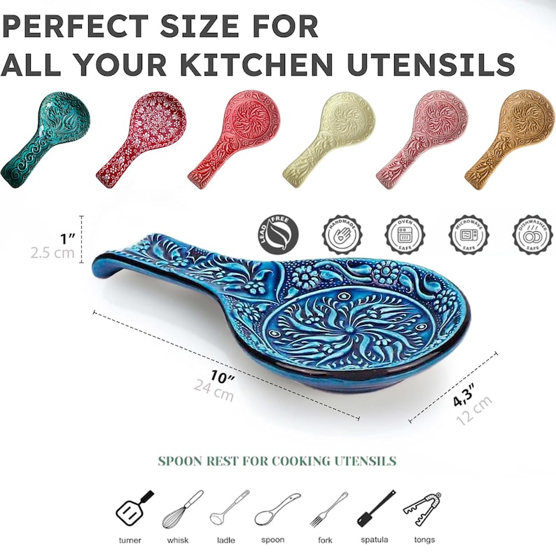 Pode incluir: Descanso para colher de cer&acirc;mica azul com um design floral. Mede 24 cm de comprimento e 12 cm de largura. O descanso para colher &eacute; adequado para forno, lava-lou&ccedil;as e microondas. Tamb&eacute;m &eacute; livre de chumbo e feito &agrave; m&atilde;o.