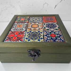 Joyero de madera verde con azulejos de cerámica, caja de madera para hierbas/té, perfecto para dama de honor, regalo para ella, portátil, estuche de viaje personalizado