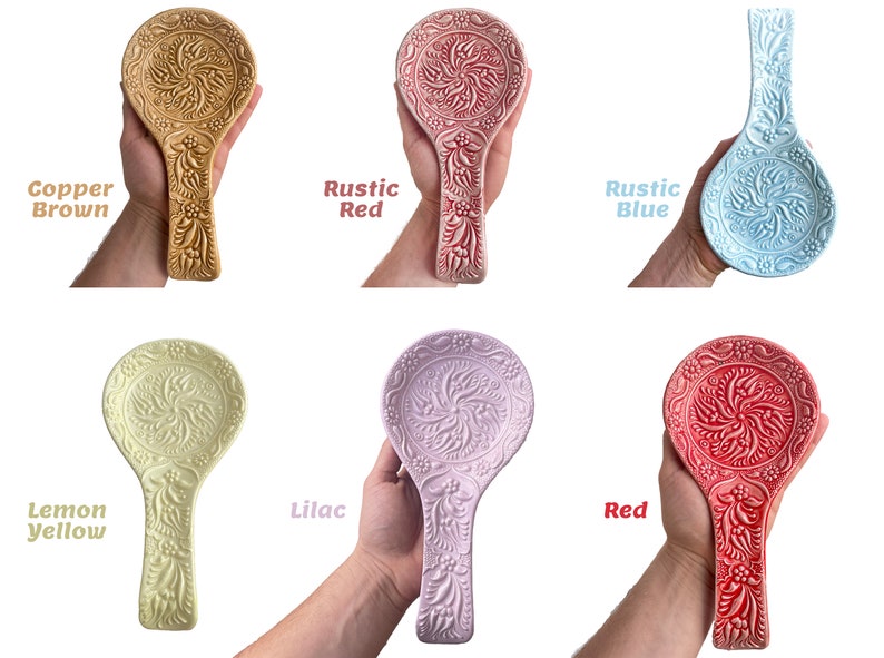 Pode incluir: Seis repousas de colher de cer&acirc;mica em v&aacute;rias cores, incluindo marrom cobre, vermelho r&uacute;stico, azul r&uacute;stico, amarelo lim&atilde;o, lil&aacute;s e vermelho. Cada repousa de colher apresenta um design floral intrincado.