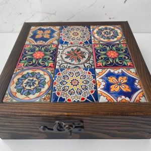 Joyero de madera de nogal con azulejos de cerámica, caja de madera para hierbas/té, caja de almacenamiento, dama de honor, regalo para ella, portátil, estuche de viaje personalizado