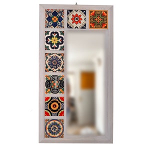 Puede incluir: Un espejo con marco blanco y un borde decorativo de azulejos coloridos. Los azulejos son de varios patrones y colores, incluyendo azul, verde, amarillo, naranja y rojo.