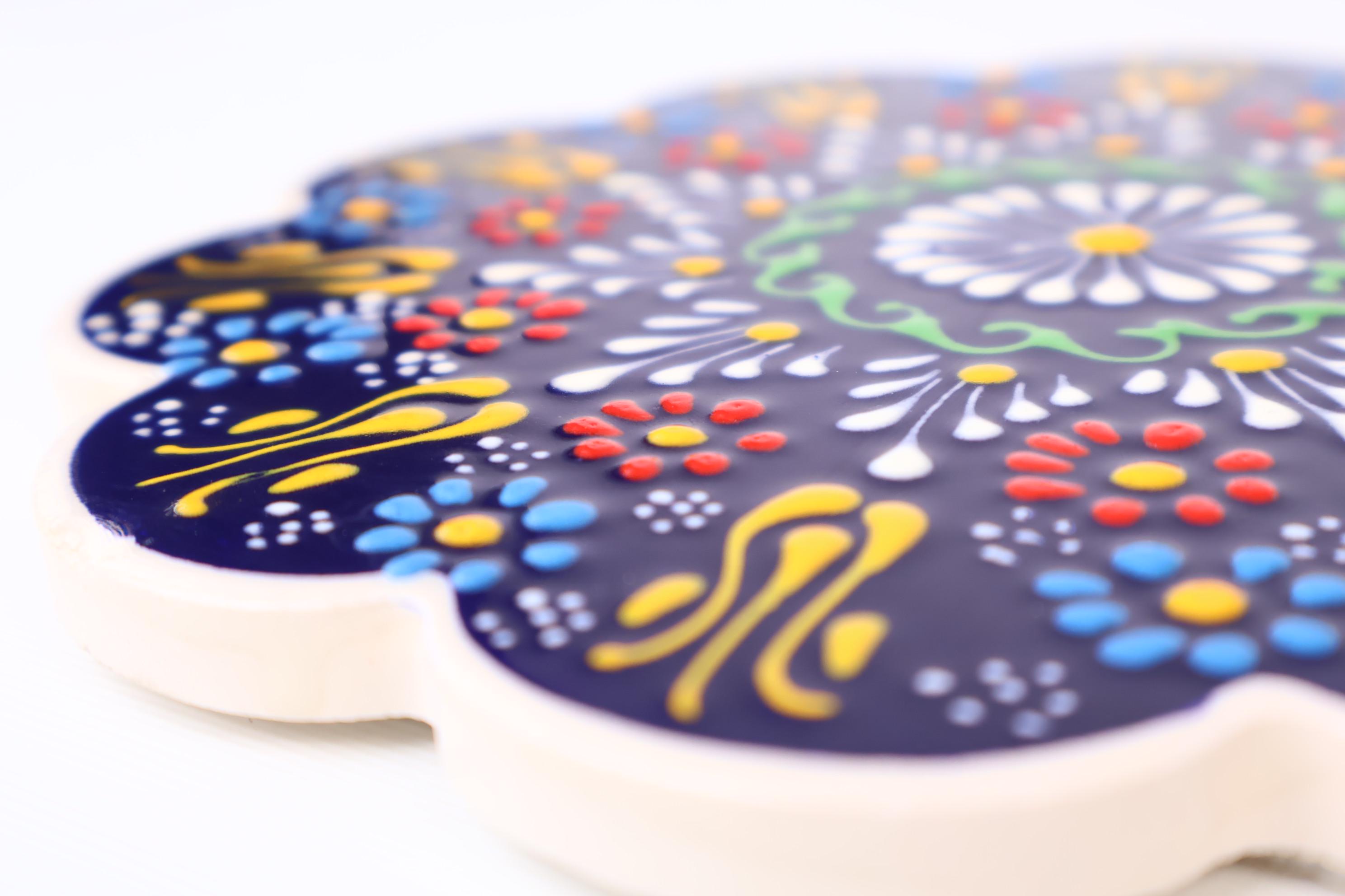 Sottopentola in ceramica con motivi in rilievo, colori
