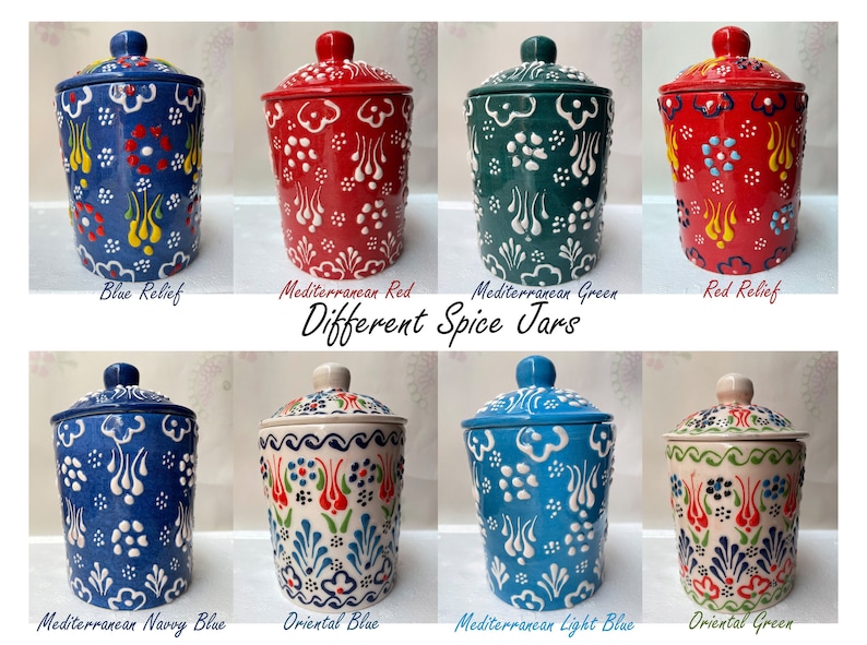 Op de afbeelding: Assortiment van zes keramische specerijenpotten met deksels. De potten hebben verschillende blauwe, groene en rode kleuren met witte bloemmotieven. De tekst "Different Spice Jars" is onder de potten gedrukt.