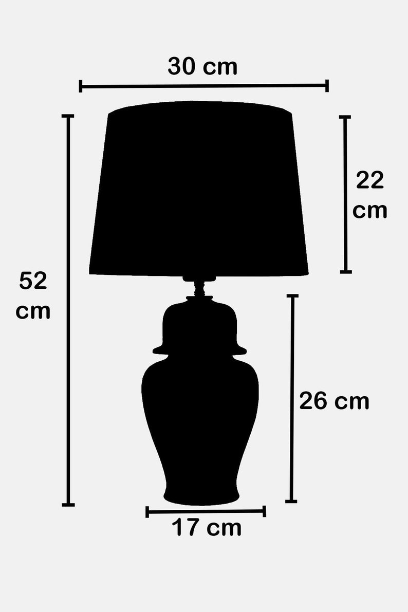 Peut inclure: Lampe de table noire avec un abat-jour blanc. Le pied de la lampe est un pot en c&eacute;ramique avec un couvercle. La lampe mesure 52 cm de haut, l'abat-jour 30 cm de large et le pied 17 cm de large.