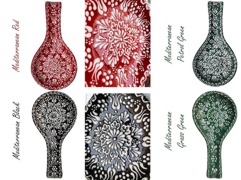 Pode incluir: Conjunto de quatro repousas colheres de cer&acirc;mica com design mediterr&acirc;neo. Os repousas colheres s&atilde;o em vermelho, preto, verde petr&oacute;leo e verde relva com padr&otilde;es florais brancos.