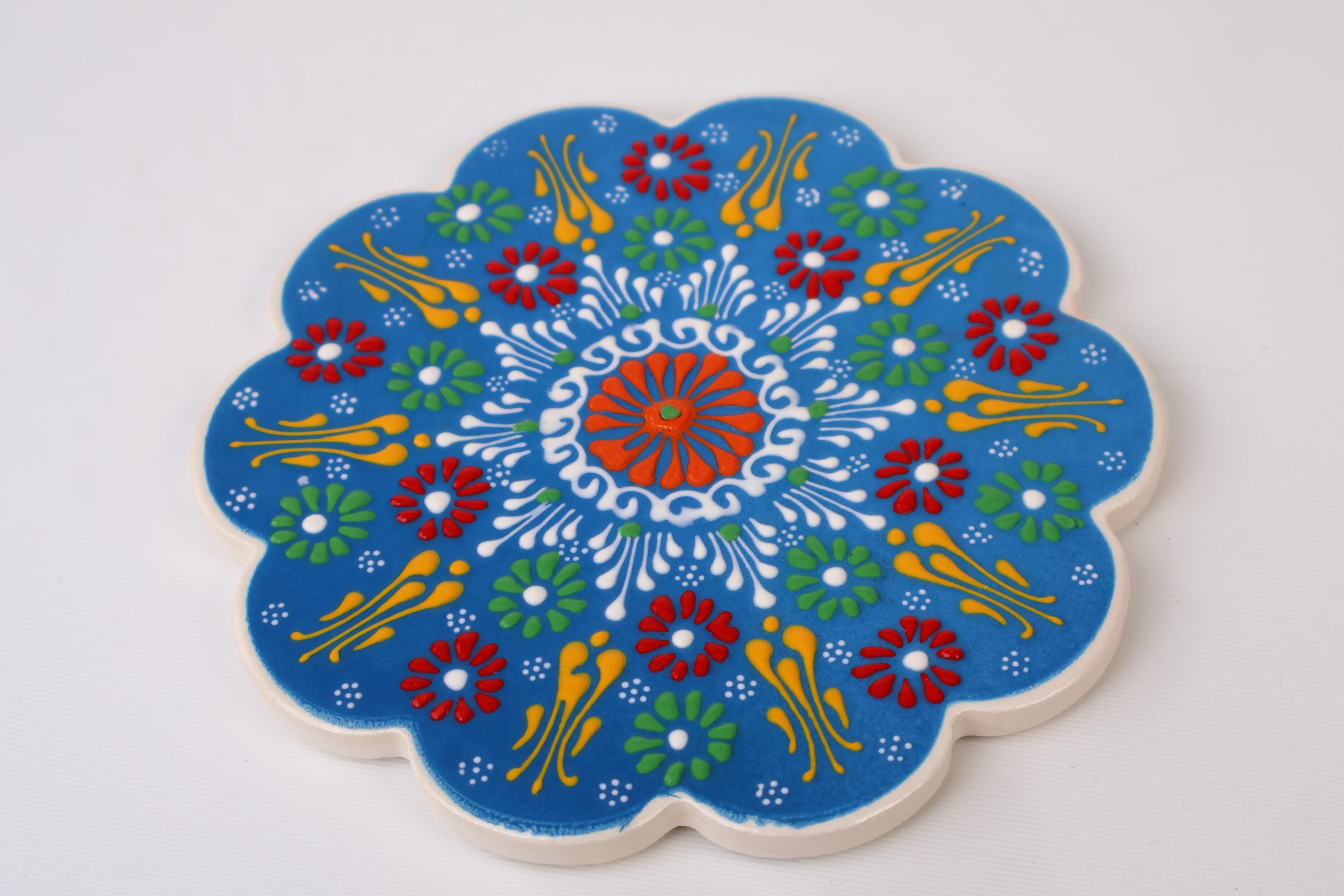 Sottopentola in ceramica con motivi in rilievo, colori