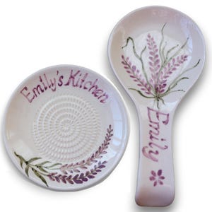 Set personalizzato di poggia-cucchiaio e grattugia per aglio alla lavanda, regalo da cucina in ceramica con motivo limone, decorazione da cucina personalizzata in ceramica, regalo di inaugurazione della casa per la mamma