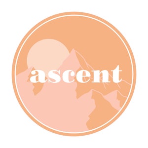 Könnte beinhalten: Ein pfirsichfarbener Kreis mit weißem Rand zeigt eine stilisierte Bergkette und eine Sonne. Das Wort "ascent" ist in weißen Fettdruckbuchstaben geschrieben.