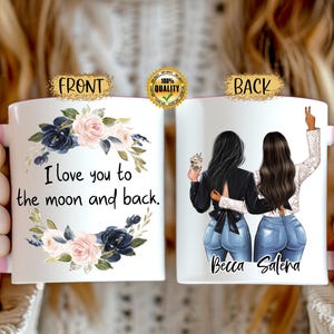 Könnte beinhalten: Eine weiße Keramiktasse mit einem Blumendesign und dem Text "Ich liebe dich bis zum Mond und zurück." Die Rückseite der Tasse zeigt eine Cartoon-Illustration von zwei Frauen mit den Namen "Becca" und "Salena" darunter.