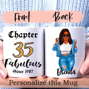 Peut inclure: Une tasse en céramique blanche avec du texte noir qui dit "Chapter 35 Fabulous Since 1987". Le dos de la tasse présente une illustration de dessin animé d'une femme aux cheveux bruns portant des lunettes de soleil, un chemisier blanc et une veste en jean bleu et un jean. Le nom "Brenda" est écrit en noir sous l'illustration.