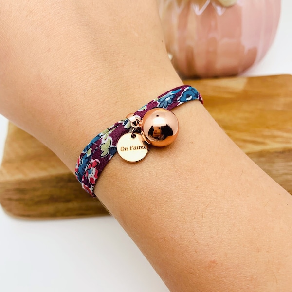 Bracelet bola de grossesse en tissus avec motifs à fleurs et petite breloque gravée