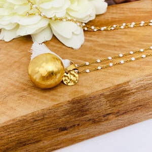 Brushed pregnancy bola in 18k gold plate and hammered medallion