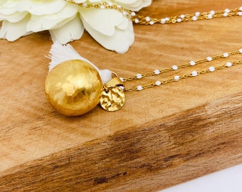 Brushed pregnancy bola in 18k gold plate and hammered medallion