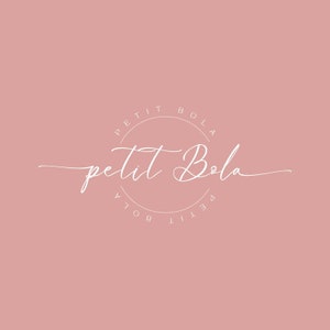 May include: A white logo with the text "petit Bola" in a circle with the words "petit Bola" repeated around the circle.