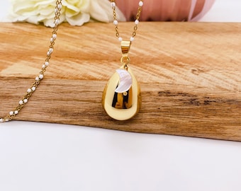 Pregnancy bola in a teardrop shape, plated in 18k gold, with a genuine seashell charm