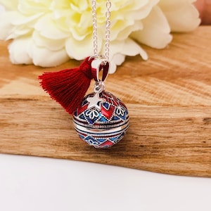 Handmade pregnancy bola in silver plate and resin with mosaic patterns and its small star pendant.
