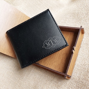 MONOGRAMMIERTE Geldtasche für Herren - Schwarze Brieftasche aus Veganem Leder - Personalisierte Brieftasche mit Holzkiste - Geschenk für den Ehemann