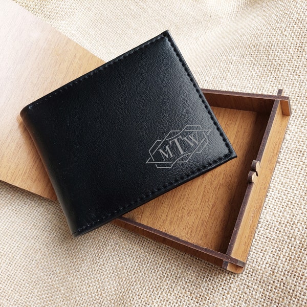 Portefeuille monogramme gravé pour homme - Portefeuille noir en cuir végétalien - Portefeuille personnalisé avec boîte en bois - Cadeau pour mari