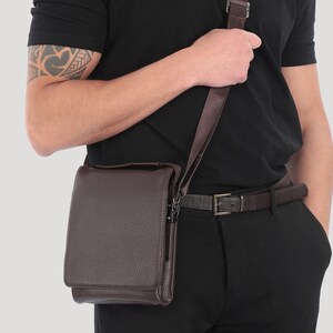 Sac en cuir végétalien personnalisé pour homme | cadeau bandoulière élégant pour lui | Moderne, minimaliste et sur mesure