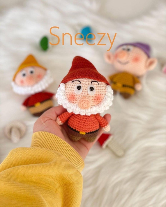 あみぐるみ 七人の小人キャラクター人形、かぎ針編みと編み物の人形
