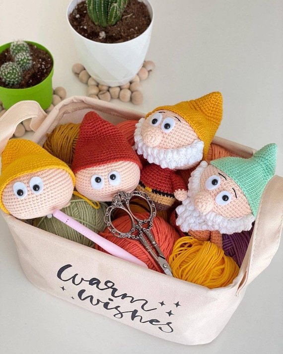 あみぐるみ 七人の小人キャラクター人形、かぎ針編みと編み物の人形