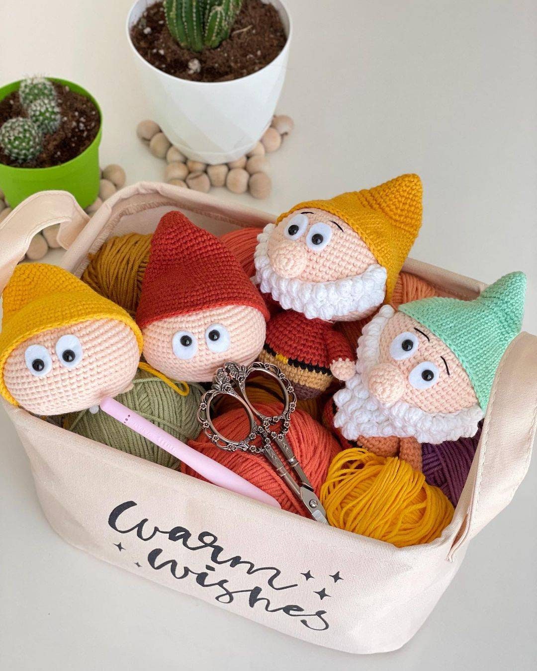 あみぐるみ人形 7つ 白雪姫と7人の小人の編みぐるみ編み図（PDF） – おとぎ話の人形