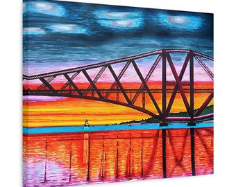 Könnte beinhalten: Ein lebendiges Gemälde einer Brücke über Wasser mit einem farbenfrohen Sonnenuntergangshimmel. Die Brücke ist dunkelrot, mit einem detaillierten Fachwerkmuster. Das Wasser spiegelt die orangefarbenen und roten Farbtöne des Sonnenuntergangs wider.