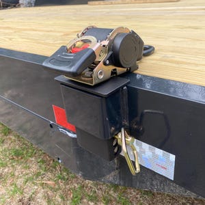 Stake Pocket Bracket with Retractable Swiveling Rachet Strap