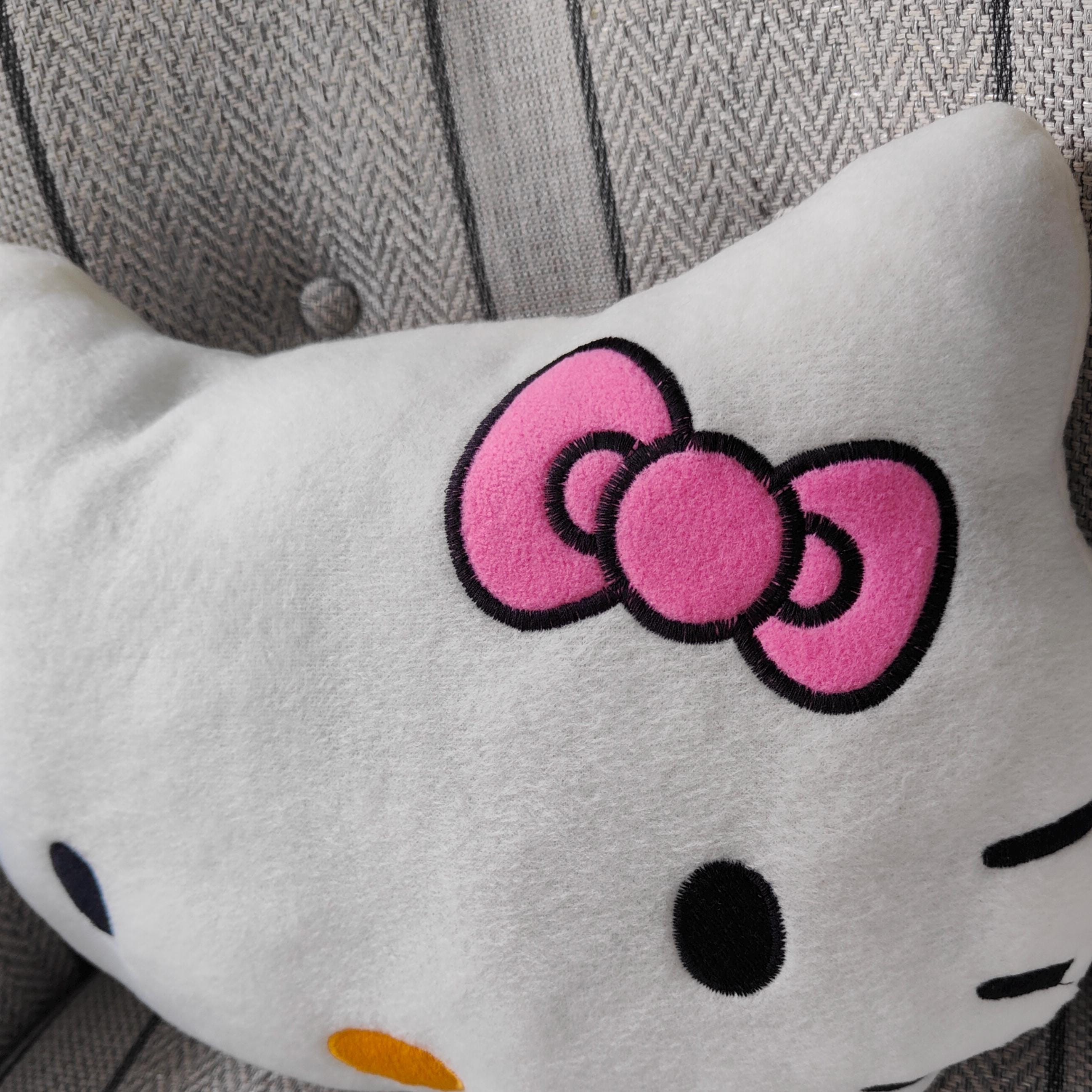 Kitsch x Hello Kitty Taie d'oreiller en satin - Hello Kitty se baigne dans une mer de nœuds