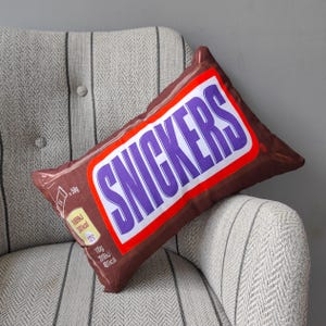Almohada de chocolate Snickers, juguetes de adorno, tela suave y bonita rellena, almohada divertida con forma de comida, para coches, amantes del chocolate, cojín para asiento de sillón