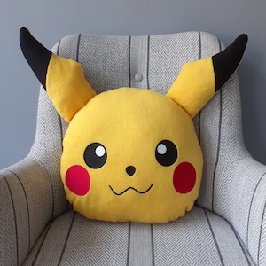 Almohada de Pikachu de anime, juguete de peluche kawaii, dibujo animado japonés, relleno suave, lindo amante del anime, decoración de la habitación, regalo de cumpleaños para niños, tela polar