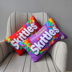 Almohada de caramelos de frutas Skittles, juguetes de adorno, tela suave y linda rellena, almohada de comida divertida y novedosa, almohada para autos, amantes de los dulces, almohada para sofá