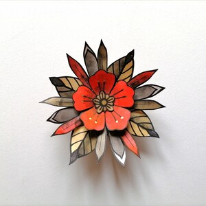 Decorazione floreale in carta con base in legno, dipinto a mano, stile tattoo. Regali originali per momenti speciali.