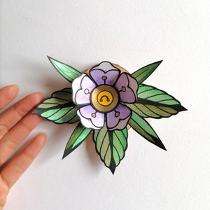Decorazione floreale in carta con base in legno, stile tattoo, dipinto a mano con acquarelli e caffe, Regalo perfetto per momenti speciali