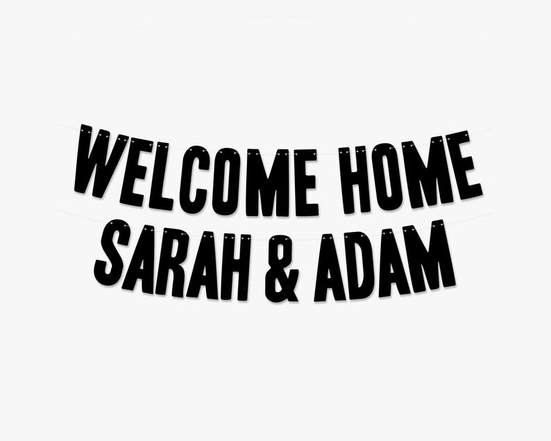 Może przedstawiać: Czarno-biały baner powitalny do domu z tekstem "WELCOME HOME SARAH & ADAM".