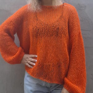Suéter de mohair tejido a mano en color naranja brillante, acogedor, grueso y ligero, tejido de malla de lana - Estilo básico suave