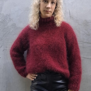 Mohairtröja handstickad röd. Mysig, grov och lätt stickad ull - mjuk basmodell