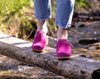 Sabots de santé confortables en daim fuchsia | Sabots en cuir naturel fabriqués à la main et en bois de tilleul léger | Soutien orthopédique