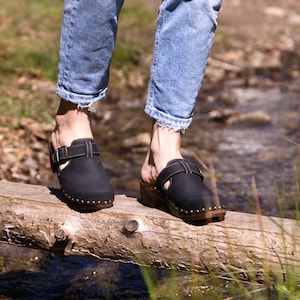 Elegant TrendTree Wooden Clog Heels - Comfortable Black Nubuck - Perfect for Medium and Wide Feet - Non-slip 7cm Heel - Swedish clogs