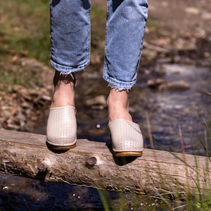 Comfortable Beige Health Clogs - Women&#39;s Wooden Clogs with Soft Leather and Lightweight Lime Wood - Swedish clogs - Women Shoes TrendTree