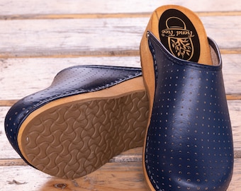 Bequeme Schwedische Navy Blau Holzclogs – Hergestellt aus Naturleder und Leichtem Lindenholz, mit optionaler Atmungsaktiver Perforation