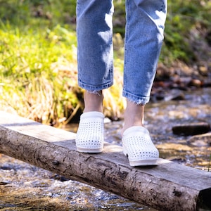Supercomfort White Medical Clogs: Professional, Hygienic, Anti-Slip, Sizes EU 35-46 - Ideal Footwear for Healthcare Professionals!