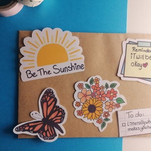 Adesivi felici | Adesivi motivazionali | Adesivi per laptop| Adesivi sole | Adesivi farfalla| Adesivi floreali