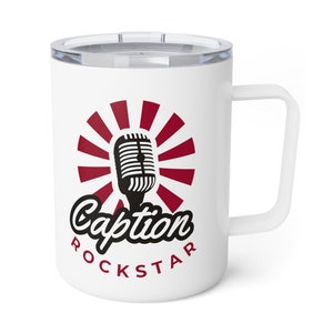Legendador, estenógrafo, redator de voz, legendador CART, Caption Rockstar. Caneca de café isolada, 10 onças